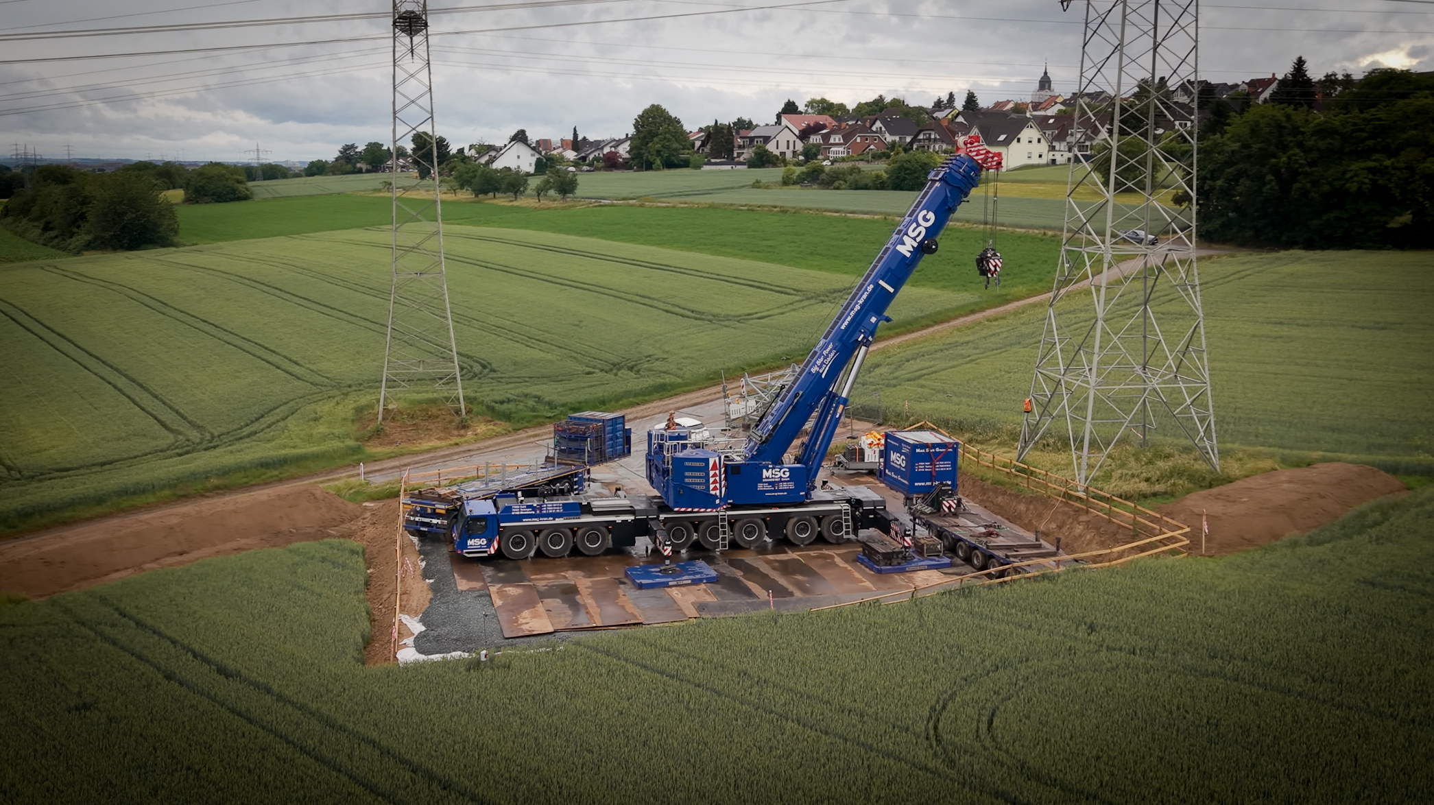 Drohnenaufnahe einer Baustelle für den Ultranet-Ausbau mit Mobilkran und Arbeitsfläche.