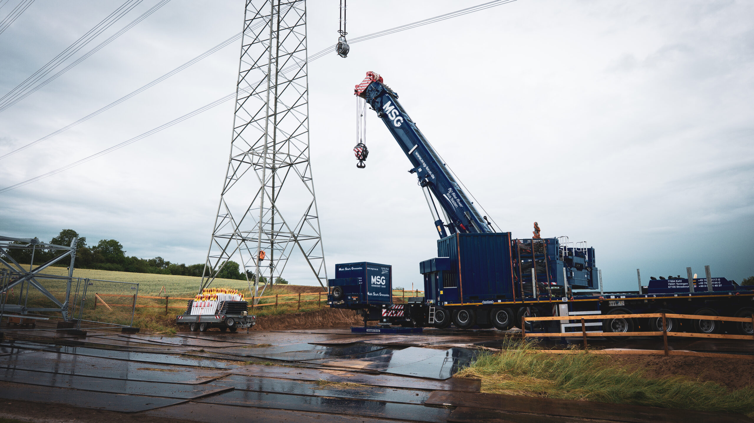 Aufnahe einer Baustelle für den Ultranet-Ausbau mit Mobilkran und Arbeitsfläche.