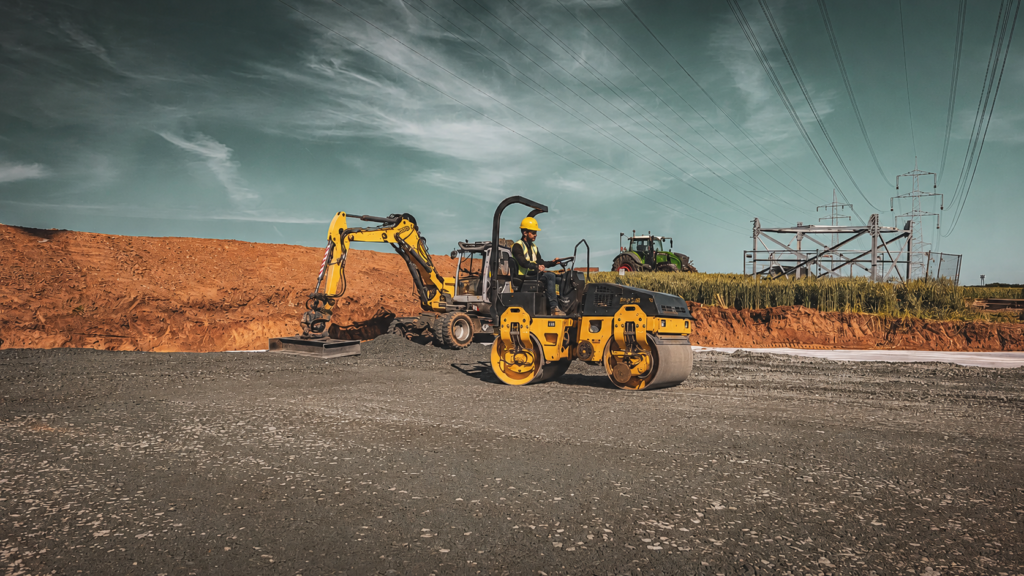 Walze und Bagger beim Wegebau auf einer Baustelle für den Ultranet-Ausbau.